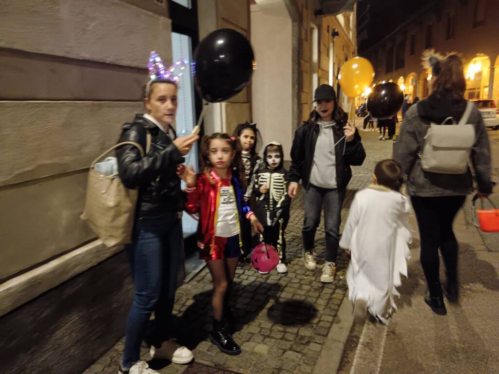 Halloween 2024 a Legnano, dolcetto o scherzetto tra i negozi del centro 