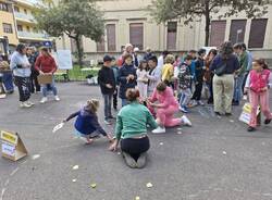 I bambini "colorano" la zona scolastica delle Carducci a Legnano