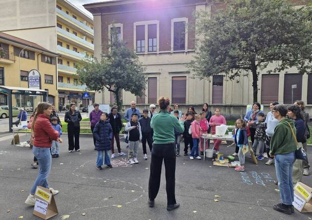 I bambini "colorano" la zona scolastica delle Carducci a Legnano