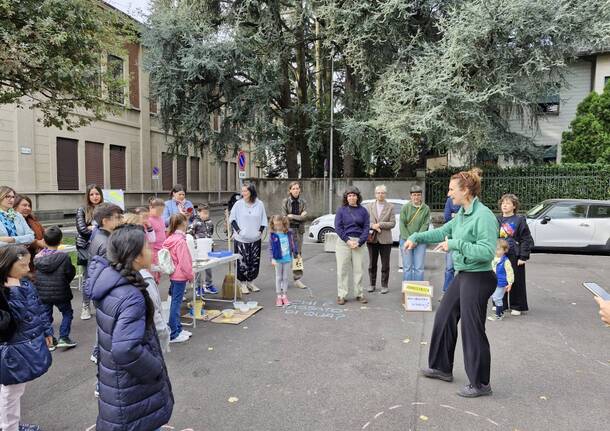 I bambini "colorano" la zona scolastica delle Carducci a Legnano