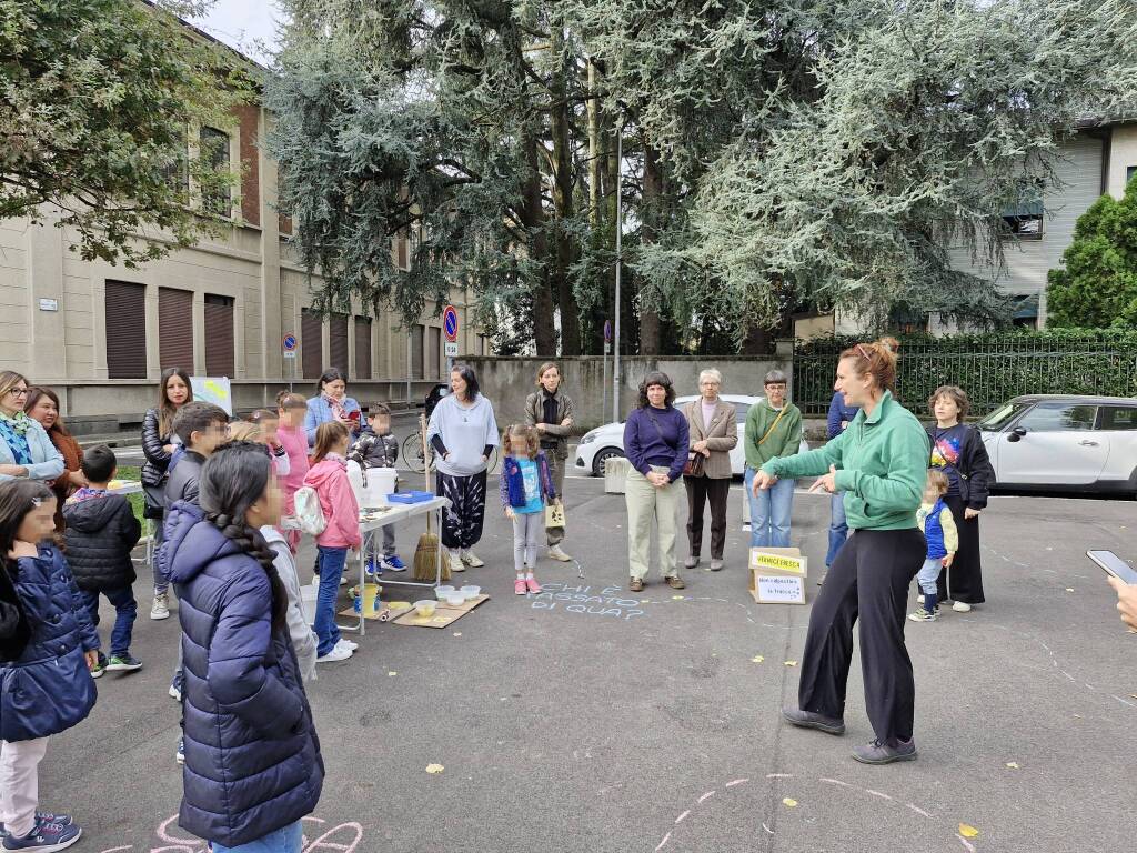 I bambini "colorano" la zona scolastica delle Carducci a Legnano