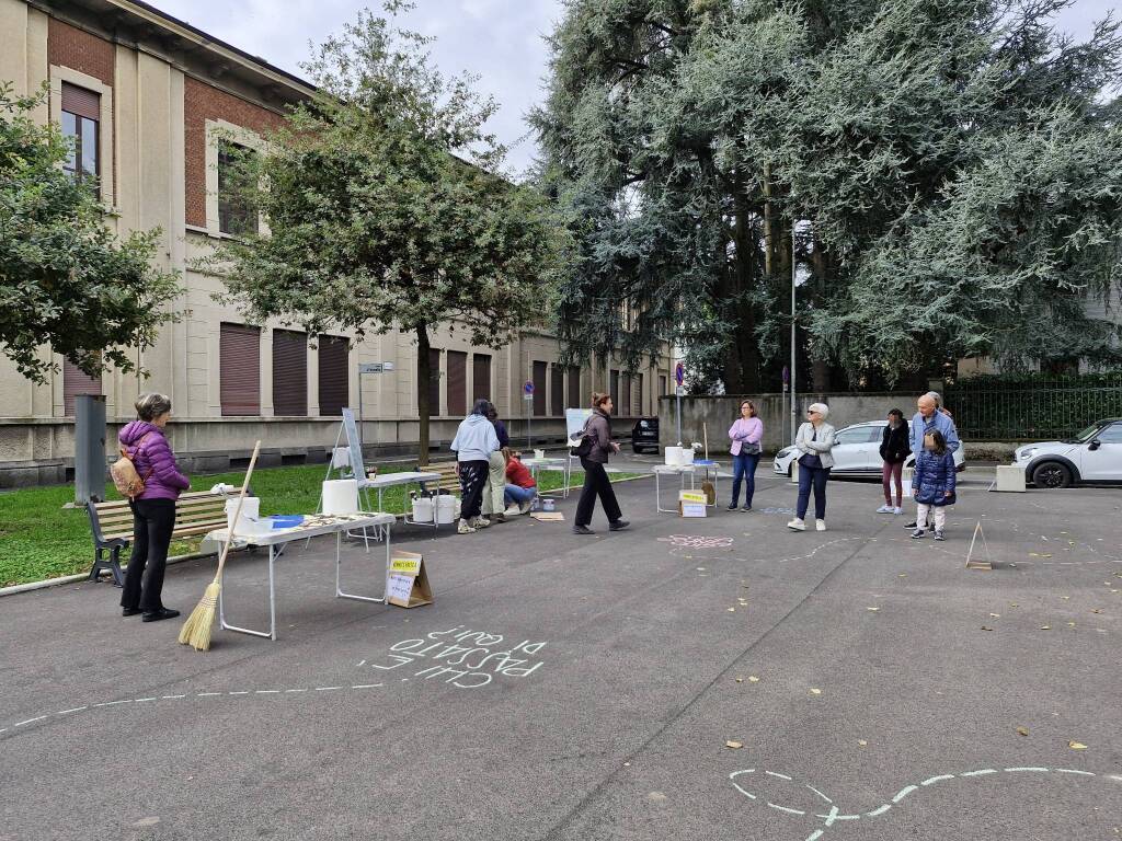 I bambini "colorano" la zona scolastica delle Carducci a Legnano