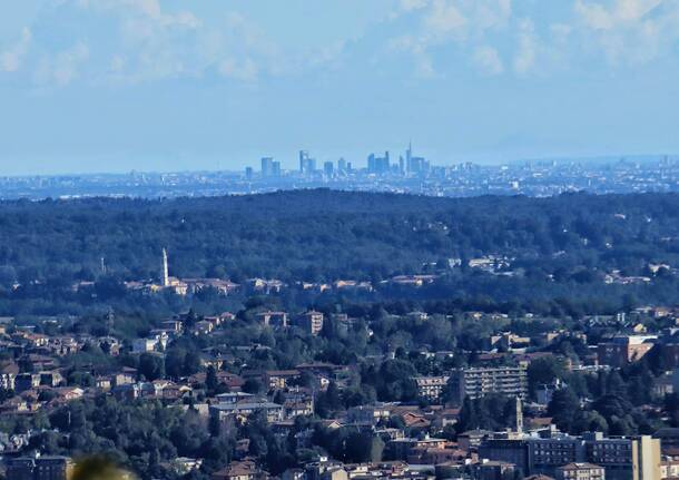 I grattacieli di Milano visti dal Sacro Monte di Varese