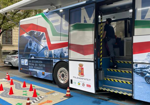 Il pullman azzurro in centro a Legnano per la 105° Coppa Bernocchi