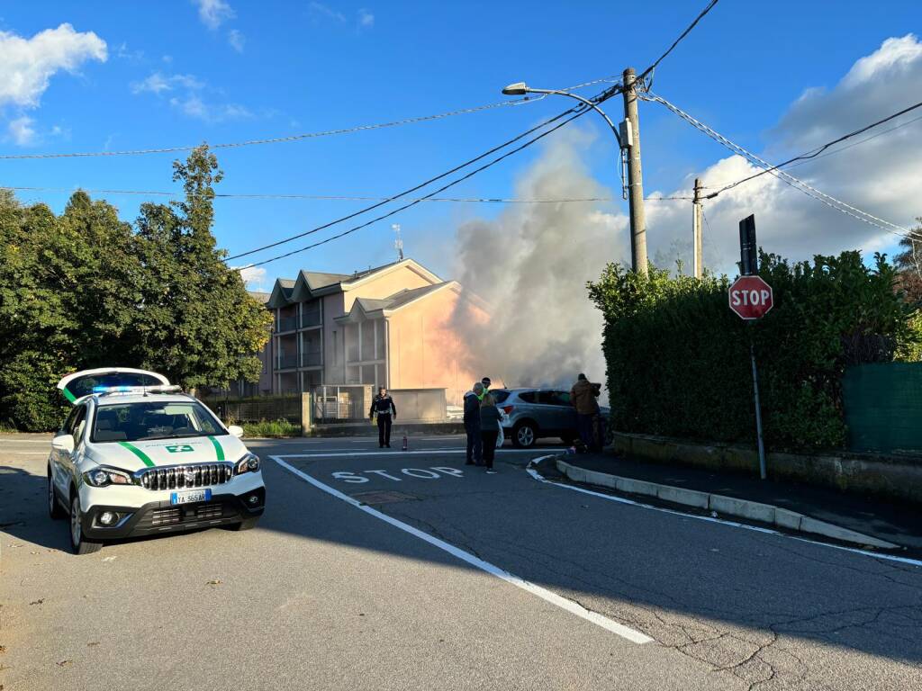 incendio auto vedano olona