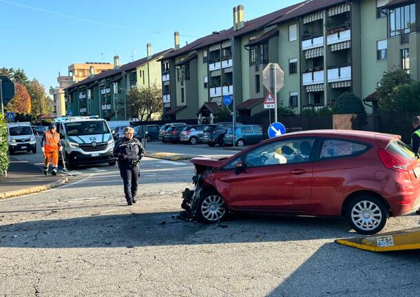 Incidente all’incrocio di via Aleardi a Gallarate: due donne ferite