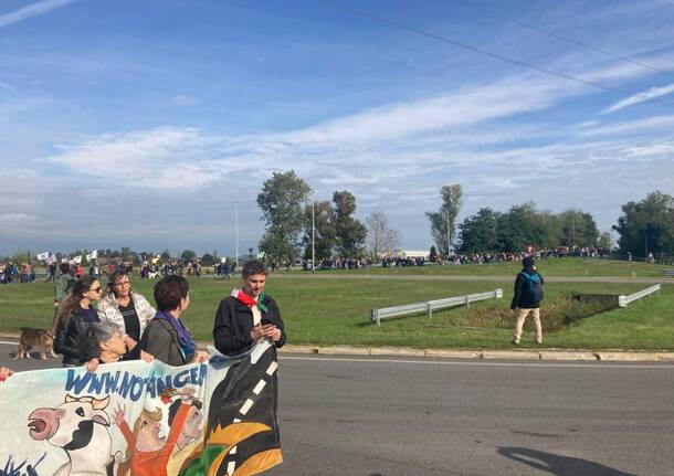 Il corteo contro la Vigevano-Malpensa e la tangenziale di Abbiategrasso