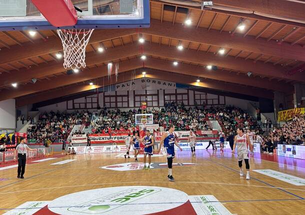 La sfida tra Legnano Basket e Casale Monferrato al PalaBorsani di Castellanza