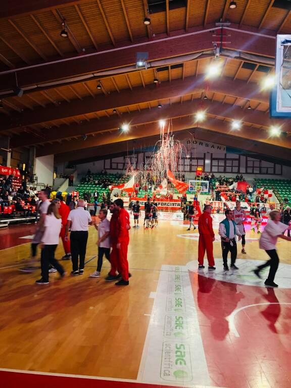 La sfida tra Legnano Basket e Saronno al PalaBorsani di Castellanza 