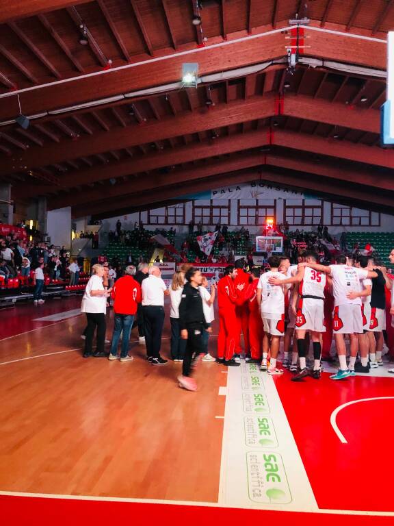 La sfida tra Legnano Basket e Saronno al PalaBorsani di Castellanza 