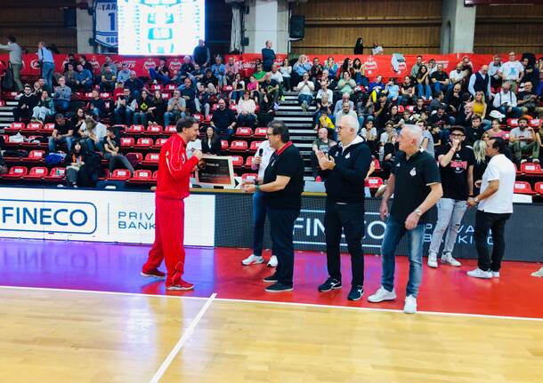 La sfida tra Legnano Basket sfida Saronno al PalaBorsani di Castellanza