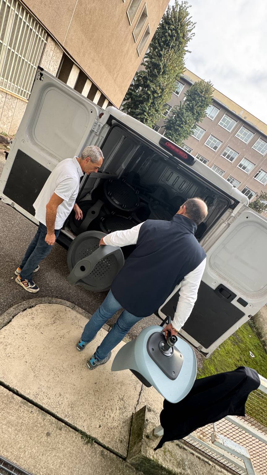 Rotary Castellanza e associazione Liceali Sempre riciclano i banchi a rotelle del liceo di Legnano