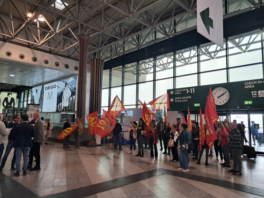 Sciopero e protesta delle addette alle pulizie a Malpensa