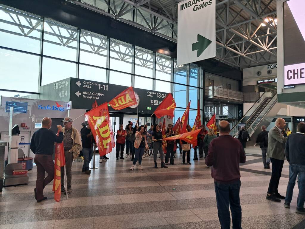 Sciopero e protesta delle addette alle pulizie a Malpensa