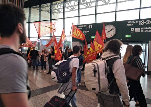 Sciopero e protesta delle addette alle pulizie a Malpensa