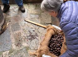 Successo per la castagnata al Sacro Monte per accendere le lucine