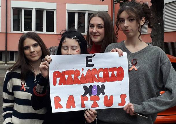 Minuto di rumore al liceo Cairoli di Varese contro la violenza sulle donne