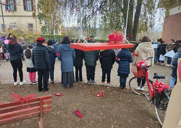 Un’altalena rossa contro la violenza sulle donne a Cazzago Brabbia