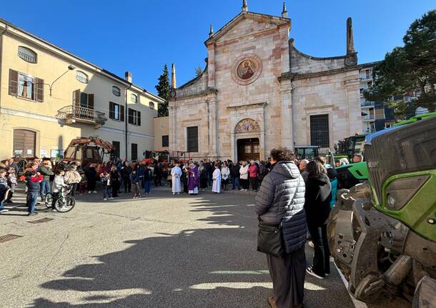 Angera, la benedizione dei trattori