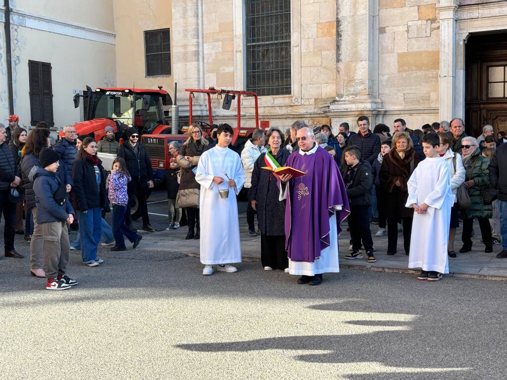 Angera, la benedizione dei trattori