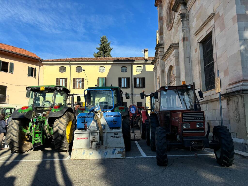 Angera, la benedizione dei trattori