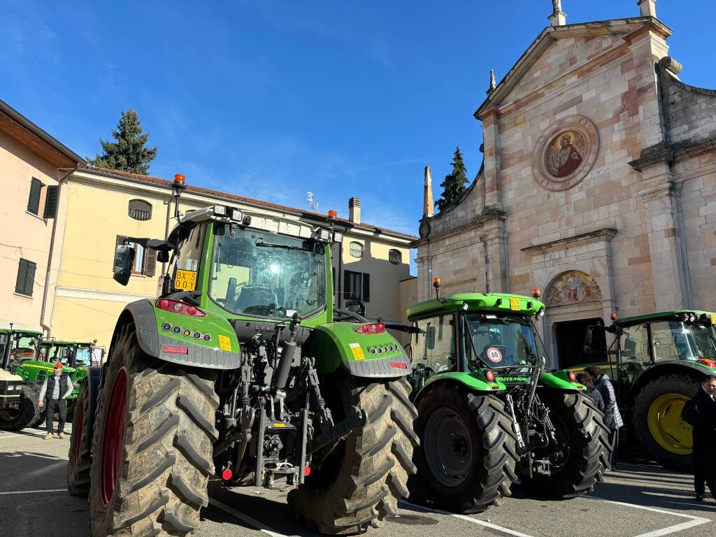 Angera, la benedizione dei trattori