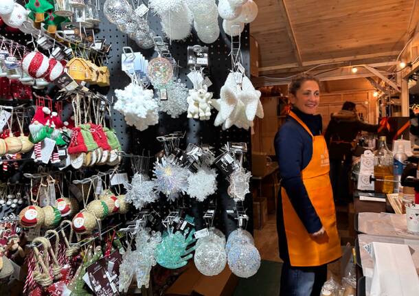 Il mercatino di Natale in piazza Monte Grappa