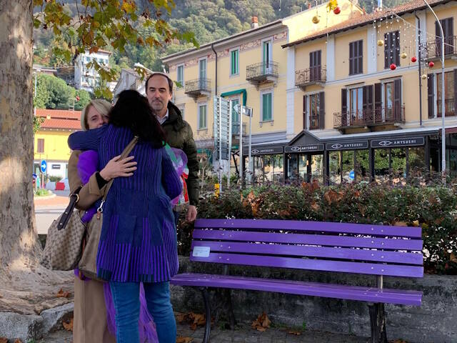 La nuova panchina lilla sul lungolago di Laveno