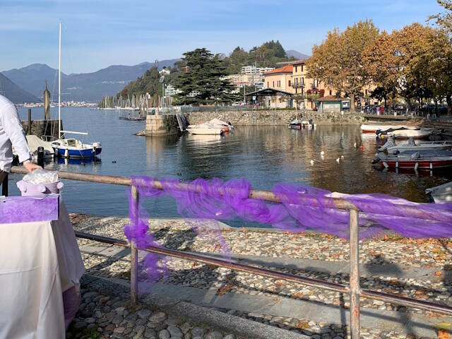 La nuova panchina lilla sul lungolago di Laveno