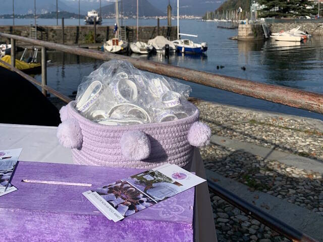 La nuova panchina lilla sul lungolago di Laveno