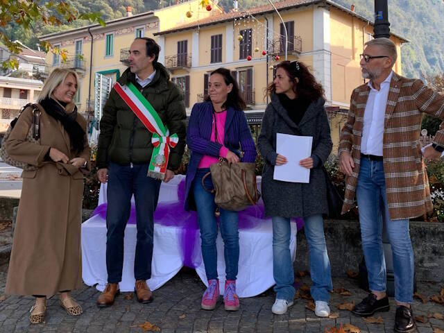 La nuova panchina lilla sul lungolago di Laveno