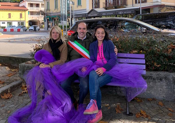 La nuova panchina lilla sul lungolago di Laveno