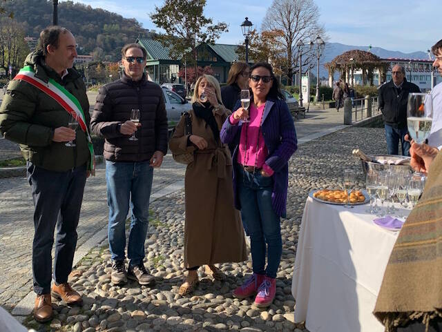 La nuova panchina lilla sul lungolago di Laveno