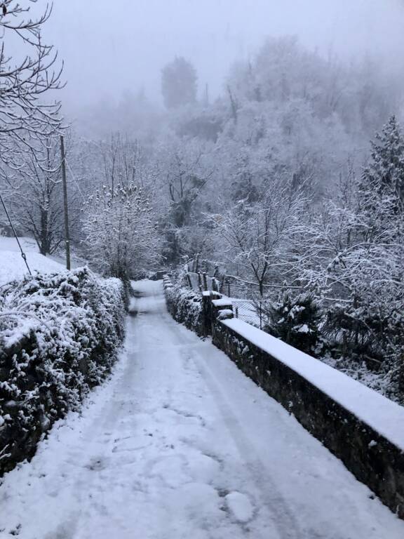 A Castelveccana sul Lago Maggiore la neve imbianca le strade