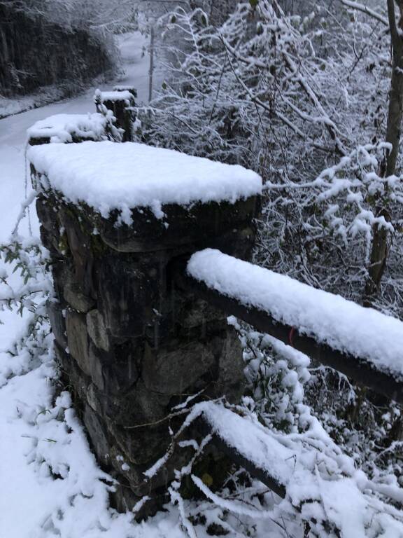 A Castelveccana sul Lago Maggiore la neve imbianca le strade