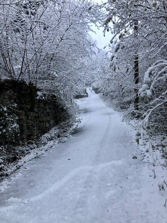 A Castelveccana sul Lago Maggiore la neve imbianca le strade