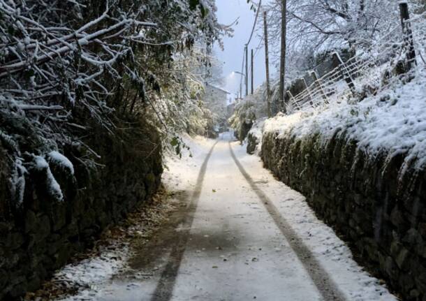 A Castelveccana sul Lago Maggiore la neve imbianca le strade