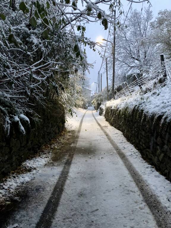 A Castelveccana sul Lago Maggiore la neve imbianca le strade