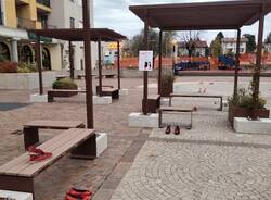 Scarpette rosse in piazza a Malnate per la giornata contro la violenza sulle donne