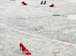 Scarpette rosse in piazza a Malnate per la giornata contro la violenza sulle donne