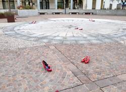 Scarpette rosse in piazza a Malnate per la giornata contro la violenza sulle donne