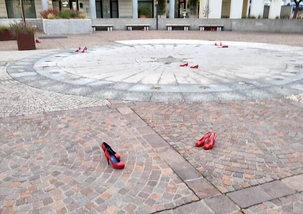 Scarpette rosse in piazza a Malnate per la giornata contro la violenza sulle donne