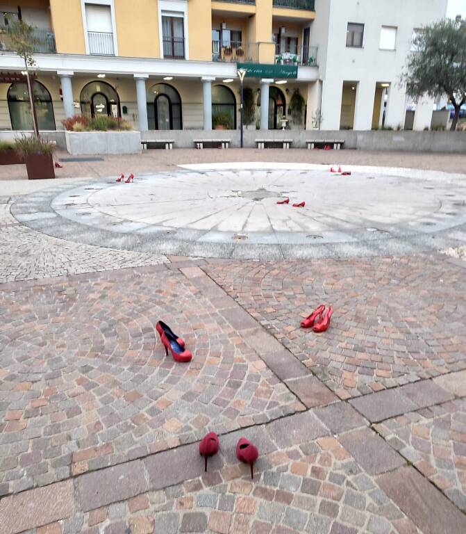 Scarpette rosse in piazza a Malnate per la giornata contro la violenza sulle donne