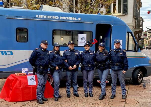 Il camper della Polizia in piazza a Varese per la campagna “Questo non è amore”