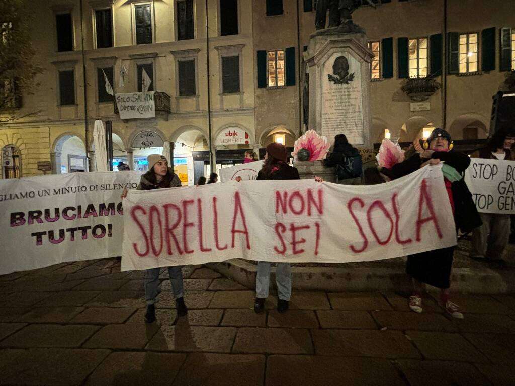 “Sorella, non sarai mai sola”, il collettivo FemVa in piazza contro la violenza sulle donne