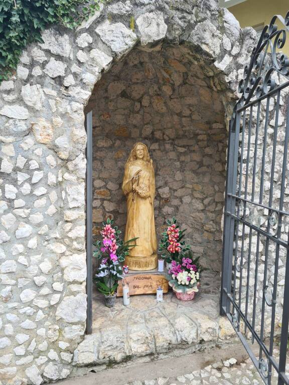 Cerimonia di benedizione per  la Madonna del Pra dell'edicola votiva di via Cadore a Parabiago