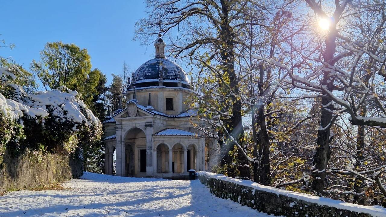 Il sacro Monte imbiancato dalla prima neve