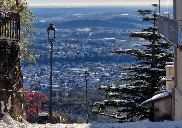 Il sacro Monte imbiancato dalla prima neve