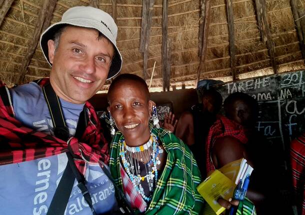 Il viaggio del prof in Africa: tre valigie piene di libri donate a due scuole in Tanzania