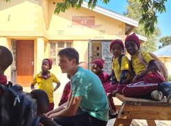 Il viaggio del prof in Africa: tre valigie piene di libri donate a due scuole in Tanzania